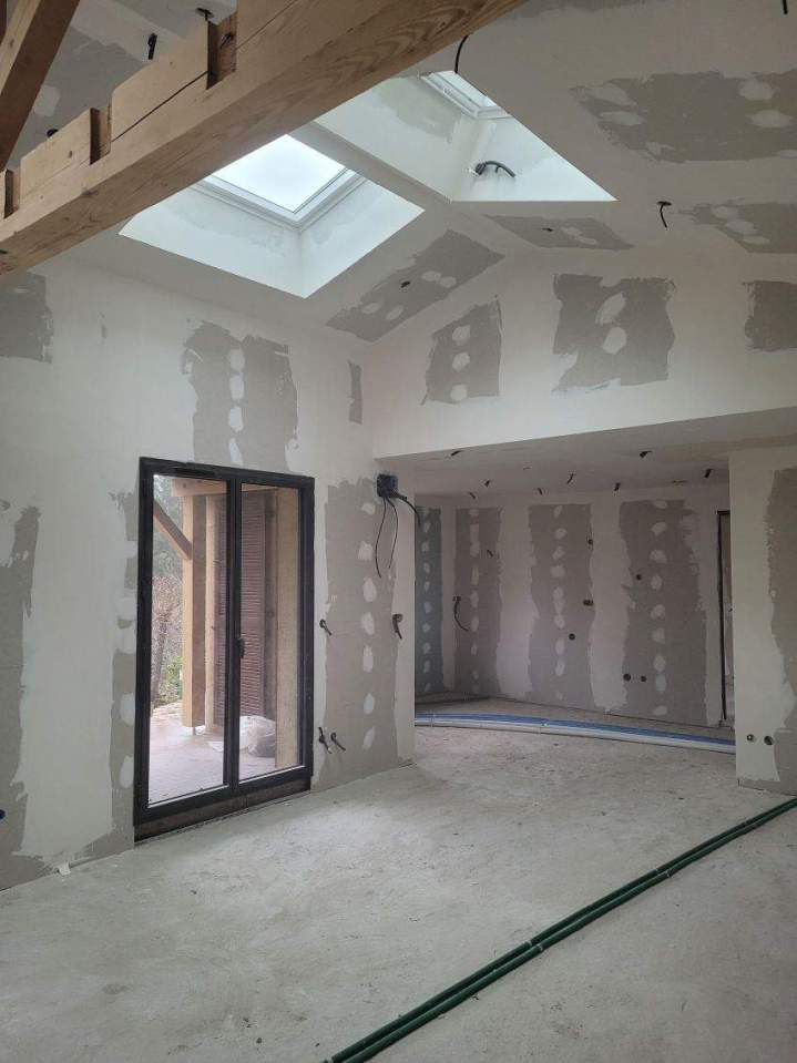 Plaquiste spécialisé en cloisons, plafonds et isolation pour un intérieur sur-mesure.